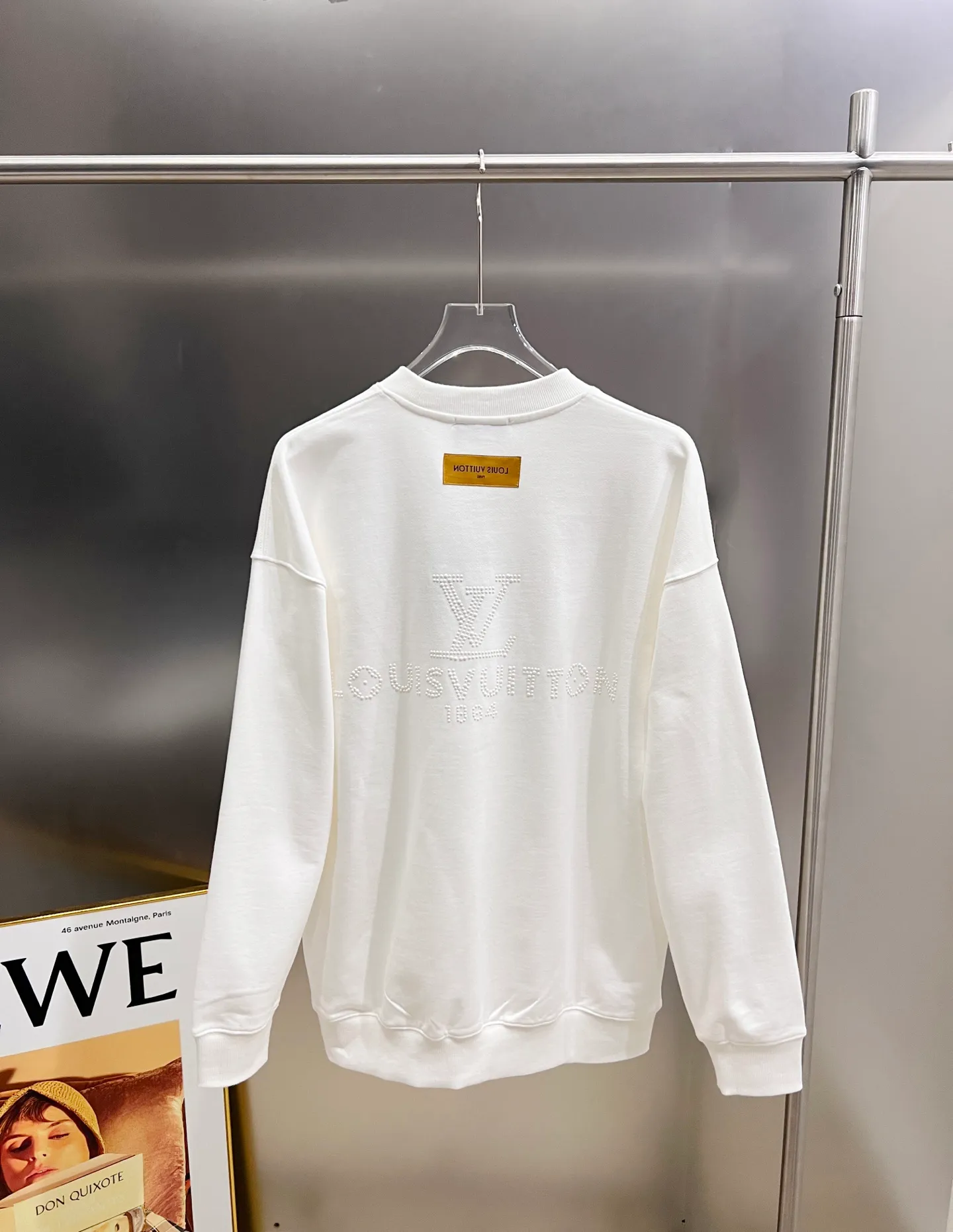 🅿️260 1v Louis*2025 new autumn and winter round neck long-sleeved sweatshirt, large V letter pearl diamond craft design, high-end version! Highly breathable and comfortable, customized double yarn plain cotton fabric. Short-sleeved T-shirt. Same style for men and women. Sizes S M L XL XXL Five sizes black white